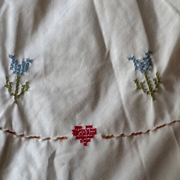 Hand-Embroidered Rooster Floral Tablecloth Patio Table Bonjour 58” Round White - Picture 7 of 12